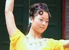 透け透け衣装で踊る北京シャオチェー
